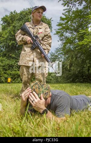 Jillian Braun, Student an Bischof Lynch High School in Dallas, Texas, überprüft Ihre Umgebung während Sie Master Sgt. Nathan McIntosh, ein Ingenieur Chief und ist derzeit als Recruiting Unterstation Personal Noncommission Officer bei der Rekrutierung der Unterstation Johnston, Iowa, während ein Feld Führung Übung während der Marine Corps Recruiting Befehl Summer's Leadership 2018 und Charakter Development Academy an Bord der Marine Corps Base Quantico, Virginia, 20. Juli Mehr als 200 Studenten in die Akademie aufgenommen wurden, die von einem Vorstand, der Marines, die aus Teilnehmern mit ähnlichen characte zu finden ausgewählt Stockfoto