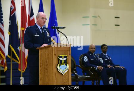 Kol. Troy L. Endicott, 460Th Space Wing Commander, reflektiert über die frühe Karriere seiner ehemaligen und aktuellen Befehl Chief und wie sich ihre Karriere entwickelt, damit Sie die Führer Sie sind heute bei einem Wechsel der Verantwortung Zeremonie auf Buckley Air Force Base, Colorado, 20. Juli 2018. Während der Zeremonie, Endicott äußerte seine Anerkennung und Begeisterung für seine eingehende und ausgehende Befehl Häuptlinge und ihre Familien. Stockfoto
