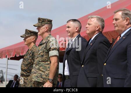 Von links nach rechts, Oberst Charles Dockery, kommandierender Offizier der Marine Corps Air Station Miramar, steht neben Oberst Jason G. Woodworth und drei andere ehemalige Kommandierende Offiziere der MCAS Miramar bei einem Befehl Zeremonie an der MCAS Miramar, Calif., Juli 20. Woodworth war der kommandierende Offizier der MCAS Miramar für drei Jahre und beaufsichtigte mehrere Energie Erhaltung Bemühungen, die letztlich zu der MCAS Miramar erhalt der Commander 2017-in-Chief's Award für Exzellenz. Stockfoto