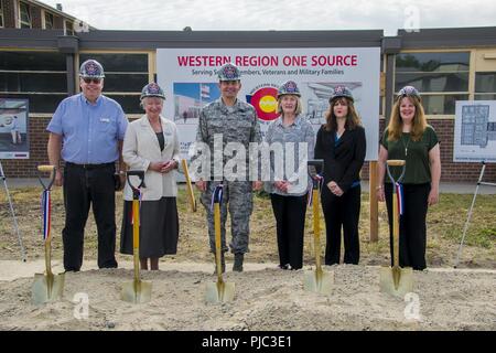 Der Adjutant General von Colorado und Direktor der Kolorado Abteilung der Militär- und Veterans Affairs Luftwaffe Generalmajor Michael Loh, mit Mitgliedern des Colorado des Veterans Affairs, Break Boden am Standort des künftigen WROS Juli 20, 2018. Stockfoto