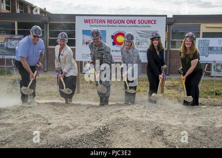 Der Adjutant General von Colorado und Direktor der Kolorado Abteilung der Militär- und Veterans Affairs Luftwaffe Generalmajor Michael Loh, mit Mitgliedern des Colorado des Veterans Affairs, Break Boden am Standort des künftigen WROS Juli 20, 2018. Stockfoto