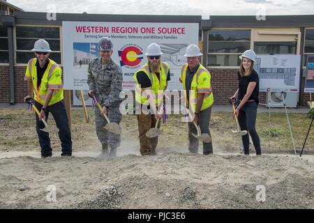 Der Adjutant General von Colorado und Direktor der Kolorado Abteilung der Militär- und Veterans Affairs Luftwaffe Generalmajor Michael Loh und die Mitglieder der Bau team Pause Boden am Standort des künftigen Western Region OneSource Juli 20, 2018. Stockfoto