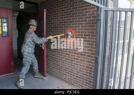 Der Adjutant General von Colorado und Direktor der Kolorado Abteilung der Militär- und Veterans Affairs Luftwaffe Generalmajor Michael Loh beginnt die Abbrucharbeiten beim Spatenstich am Standort des künftigen Western Region OneSource Juli 20, 2018. Stockfoto