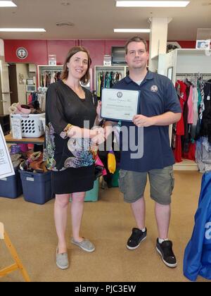 Japan (10 Juli 2018) Chief Information Systems Techniker Daniel Andres, Information Warfare Training Website Yokosuka, Japan zugeordnet, ist die Navy-Marine Corps Fhv (NMCRS) Presidential Ehrenbrief für außergewöhnliche Volunteer Service von Jill Warnung, NCMRS Yokosuka Direktor ausgezeichnet. Andres freiwilligen seiner dienstfreien Zeit im NMCRS Sparsamkeitspeicher onboard Flotte Aktivitäten Yokosuka arbeiten, und für die Auswirkungen seiner karitativen Arbeit über seine Gemeinschaft anerkannt. Stockfoto