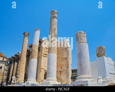 Korinthische Säulen Veranda (propylon) an der Westfassade des Hadrian's Bibliothek, Athen, Attika, Griechenland. Stockfoto