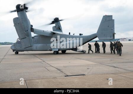 (Jan. 12, 2018) - Segler Board eine MV-22 Osprey tiltrotor Aircraft aus der Naval Station Norfolk zu Marine Corps Air Station New River zu fliegen, N.C. Dieser Flug zum ersten Mal in der Geschichte ein Fischadler, die jemals von einem All-Marine Crew geflogen wurde. Stockfoto