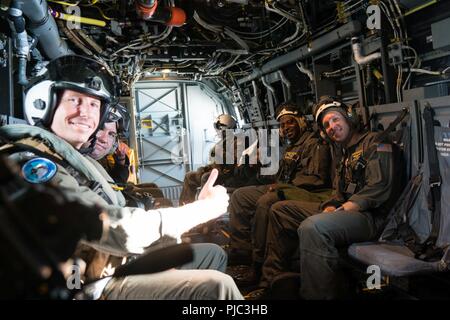 NORFOLK (Jan. 12, 2018) - Matrosen posieren für ein Foto in einem MV-22 Osprey Kipprotor-flugzeug während eines Fluges von Naval Station Norfolk zu Marine Corps Air Station New River, N.C. Dieser Flug zum ersten Mal in der Geschichte ein Fischadler, die jemals von einem All-Marine Crew geflogen wurde. Stockfoto