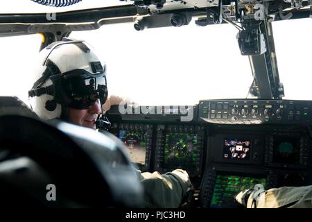 NORFOLK (Jan. 12, 2018) - Lt.Cmdr. Charles Yeargin, ein Pilot in der Luft Kontrolle und Steuerung sowie Logistik Flügel (ACCLOGWING) Medium Tilt rotor Training Squadron Loslösung (VMTT Det.) 204, fliegt eine MV-22 Osprey tiltrotor Aircraft aus der Naval Station Norfolk zu Marine Corps Air Station New River, N.C. zugeordnet Dieser Flug zum ersten Mal in der Geschichte ein Fischadler, die jemals von einem All-Marine Crew geflogen wurde. Stockfoto