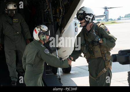 Wab New River, N.C., (Jan. 12, 2018) - Hintere Adm. Roy Kelley, Commander, Naval Air Force Atlantic, schüttelt Hände mit Naval Aircrewman (mechanischen) 1. Klasse Timothy Saye, ein MV-22 Osprey tiltrotor aircraft Crew Chief zu Airborne Command und Control und Logistik Flügel (ACCLOGWING) Medium Tilt rotor Training Squadron Loslösung (VMTT Det.) 204 zugeordnet, als er das erste All-Marine Osprey Flug von Naval Station Norfolk zu Marine Corps Air Station New River fährt. Dieser Flug zum ersten Mal in der Geschichte ein Fischadler, die jemals von einem All-Marine Crew geflogen wurde. Stockfoto