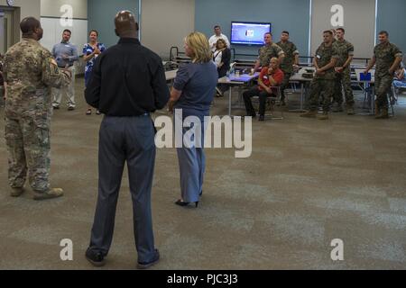 Us-Marines hören über Beschäftigungsmöglichkeiten bei der DoD-Einstellung Helden Vernetzung mit Industrie, verwundeten Krieger Battalion-West bei Marine Corps Base Camp Pendleton, Kalifornien, 11. Juli 2018. Marines nahmen an der Job fair für Karrieremöglichkeiten nach dem Übergang aus dem Marine Corps. Stockfoto