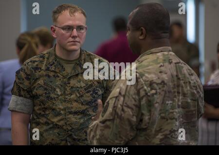 Us Marine Corps Cpl. Kevin Bixby, Flugsicherung, Sitz, Hauptverwaltung Squadron, erhält Informationen über einen Job mit U.S. Army Staff Sgt. Mark Stephens, menschliche Ressourcen Spezialist, Defense Threat Reduction Agency, an der DoD-Einstellung Helden Vernetzung mit Industrie, verwundeten Krieger Battalion-West bei Marine Corps Base Camp Pendleton, Kalifornien, 11. Juli 2018. Bixby nahmen an der Veranstaltung für Stellenangebote zu sehen, da er immer aus dem Marine Corps ist im März 2019. Stockfoto