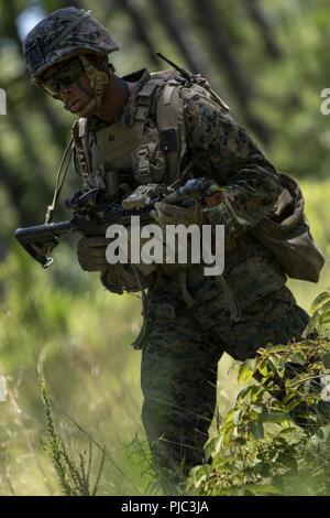 Us Marine Corps Cpl. Jakai Wyatt, ein rifleman mit Bataillon Landung Team, 1.BATAILLON, 2 Marines, 22 Marine Expeditionary Unit (MEU) Patrouillen während eines motorisierten raid-Kurs in Camp Lejeune, N.C., 10. Juli 2018. Der Kurs fördert die Marines Kenntnisse und während der Durchführung von Razzien in Vorbereitung für eine bevorstehende Bereitstellung mit der 22 MEU. Stockfoto