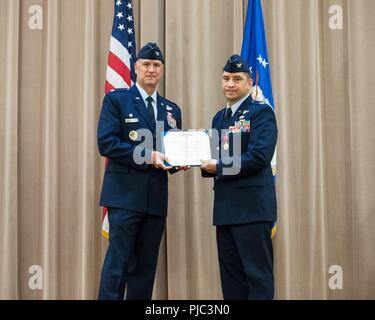 Col David Gordan, 2 Operationen Gruppenkommandant, übernimmt das Kommando über die 2. OG von Oberst Kurt Schendzielos am Barksdale Air Force Base, La., 27. Juni 2018. Stockfoto