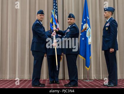 Col David Gordan, 2 Operationen Gruppenkommandant, übernimmt das Kommando über die 2. OG von Oberst Kurt Schendzielos am Barksdale Air Force Base, La., 27. Juni 2018. Stockfoto