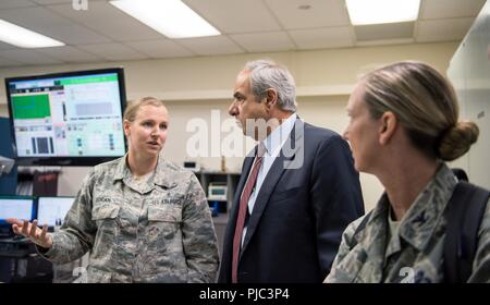 Us Air Force Tech. Sgt. Samantha Soran, Links, 60. medizinische Gruppe, gibt ein Briefing zu Dr. Richard Joseph, leitender Wissenschaftler der United States Air Force, Washington, D.C., bei seinem Besuch in Travis Air Force Base, Calif., 12. Juli 2018. Joseph tourte David Grant USAF Medical Center, Phoenix Funken Lab und besuchte mit Flieger. Joseph dient als Chief Scientific Adviser der Stabschef und Sekretär der AF und stellt Einschätzungen auf eine breite Palette von wissenschaftlichen und technischen Problemen, die die AF-Mission. Stockfoto