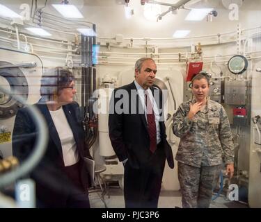 Us Air Force Tech. Sgt. Samantha Soran, rechts, 60. medizinische Gruppe, gibt ein Briefing zu Dr. Richard Joseph, leitender Wissenschaftler der United States Air Force, Washington, D.C., bei seinem Besuch in Travis Air Force Base, Calif., 12. Juli 2018. Joseph tourte David Grant USAF Medical Center, Phoenix Funken Lab und besuchte mit Flieger. Joseph dient als Chief Scientific Adviser der Stabschef und Sekretär der AF und stellt Einschätzungen auf eine breite Palette von wissenschaftlichen und technischen Problemen, die die AF-Mission. Stockfoto