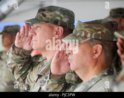 Generalmajor Troy D. Kok, dem kommandierenden General der US-Armee Finden 99th Bereitschaft Division (links) und Brig. Gen. Héctor López, Kommandierender General des 94. der US-Armee finden Abteilung Weiterbildung, Salute während einer Ribbon Cutting Juni 12 für die 94 Abteilung Weiterbildung neue Armee Schulsystem Training Center in Fort Lee, Virginia. Die neue US-Army Reserve facility Koordinaten für mission-Ausrüstung, billeting, Klassenzimmer, Unterstützung für Semisubsistenz-betriebe, Transport, Ausbildung und Ausrüstung und Wartung Unterstützung der Ausbilder zugewiesen am Loc zu lehren aktivieren Stockfoto