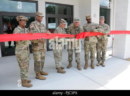 Us-Armee finden Führungskräfte schneiden Sie den Ribbon Controller während einer Zeremonie am 12. Juni für die 94 Abteilung Weiterbildung neue Armee Schulsystem Training Center in Fort Lee, Virginia. Schneiden Sie das Farbband (von links): Command Sgt. Maj. Sharon Campbell, 94 Abteilung Weiterbildung command Sergeant Major; Oberst Adam Butler, Fort Lee garrison Commander; Brig. Gen. Héctor López, 94. Berufliche Bildung der kommandierende General; Generalmajor Troy D. Kok, 99th Bereitschaft Division kommandierenden General; Brig. Gen. Fletcher Washington, 80. Training Befehl stellvertretenden kommandierenden General; und Kapitän Zane Williams, TASS Training Center offi Stockfoto