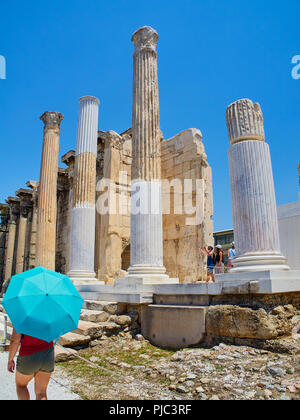 Korinthische Säulen Veranda (propylon) an der Westfassade des Hadrian's Bibliothek, Athen, Attika, Griechenland. Stockfoto