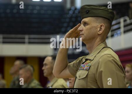 Us Marine Corps Colonel Samuel C. Kochen, die Ausgehende kommandierender Offizier der Hauptsitz Bataillon (HQBN), 2nd Marine Division, macht ein Gruß bei einem Befehl Zeremonie am Goettge Memorial Field House in Camp Lejeune, N.C., 13. Juli 2018. Während der Zeremonie, Koch das Kommando über die Einheit zu Oberst James A. Ryans aufgegeben. Stockfoto