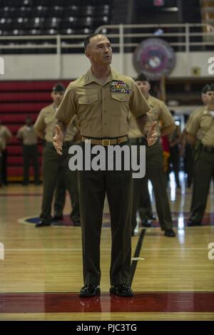 Us Marine Corps Generalmajor John K. Liebe, Kommandierender General der 2. Marine Division, spricht während einer Änderung des Befehls Zeremonie am Goettge Memorial Field House in Camp Lejeune, N.C., 13. Juli 2018. Während der Zeremonie, Kol. Samuel C. Kochen Befehl der Zentrale Bataillon verzichtet, 2nd Marine Division, zu Oberst James A. Ryans. Stockfoto