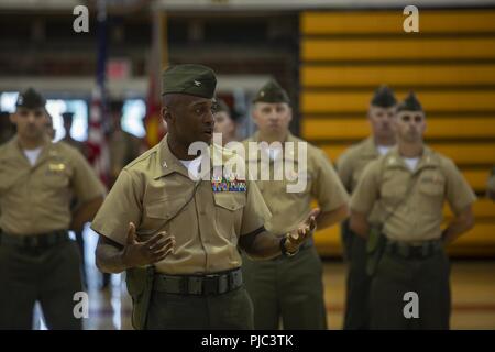 Us Marine Corps Oberst James A. Ryans, der kommandierende Offizier der Zentrale Bataillon (HQBN), 2nd Marine Division, spricht während einer Änderung des Befehls Zeremonie am Goettge Memorial Field House in Camp Lejeune, N.C., 13. Juli 2018. Während der Zeremonie, Kol. Samuel C. Kochen Befehl der Steuereinheit zu Ryans aufgegeben. Stockfoto