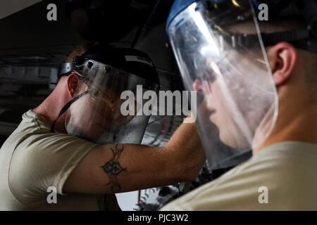 Airman 1st Class John slavens, Links, und Senior Airman Brad Bartlett, 362 Training Squadron F-16 Crew Chief auszubildende Studierende, Service eine F-16 Fighting Falcon bei Sheppard Air Force Base, Texas, 3. Juli 2018. Die Studenten sind die Wartung der Hydraulikflüssigkeit des Jet, die von entscheidender Bedeutung für die Steuerung von Bremsen des Jet und Fahrwerk in die Waffen und mehr. Stockfoto