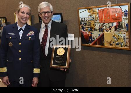 Coast Guard hinten Adm. Melissa Bert, Direktor der staatlichen und öffentlichen Angelegenheiten, steht mit Robert Pillsbury, Präsident der Salmagundi Club, neben der Malerei, die George Grey Preis für künstlerische Leistungen in New York City, 12. Juli 2018 gewonnen. Insgesamt wurden 28 Kunstwerke von 23 Künstlern in der Sammlung 2018 präsentiert. Stockfoto