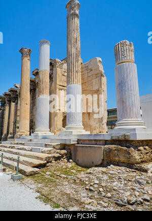 Korinthische Säulen Veranda (propylon) an der Westfassade des Hadrian's Bibliothek, Athen, Attika, Griechenland. Stockfoto