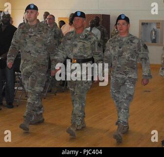 In den kommenden Commander des 20 CBRNE-Hauptsitz und Zentrale Unternehmen, Kapitän Ralph D. Miller, Links, mit 20 CBRNE Commander Brig. Gen. James E. Bonner, Center, und Kapitän Bryan M. Smith, HHC, Commander während der Änderung des Befehls Zeremonie Juli 10, 2018 die krassen Recreation Center, Aberdeen Proving Ground in Edgewood, Maryland. Stockfoto