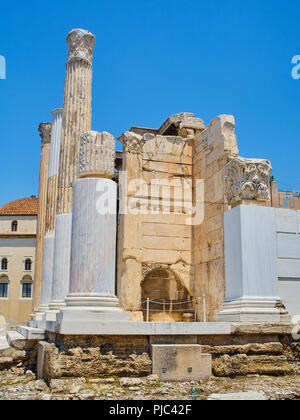 Korinthische Säulen Veranda (propylon) an der Westfassade des Hadrian's Bibliothek, Athen, Attika, Griechenland. Stockfoto