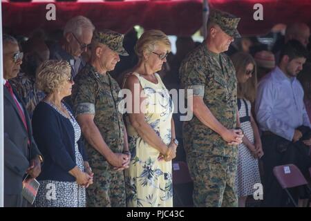 Von rechts, Generalmajor Mark R. KLUGE, ausgehende Kommandierender General des 3. Marine Flugzeugflügel, seine Frau, Terry, Generalleutnant Lewis A. Craparotta, Kommandierender General der I Marine Expeditionary Force, und seine Frau, die ihre Köpfe während des 3. MAW Ändern des Befehls Zeremonie Bug bei Marine Corps Air Station Miramar, Calif., Juli 13. Generalmajor Weisen, die das Kommando übernahm der 3. MAW vom 22. Juli 2016, ausgebildet, ausgerüstet und eingesetzt Marines mit vier Marine Expiditionary Einheiten und mit speziellen Zweck Marine Air-Ground Task Force - Krisenmanagement - Central Command. 3. MAW baute ihre Modernisierung mit der Stockfoto