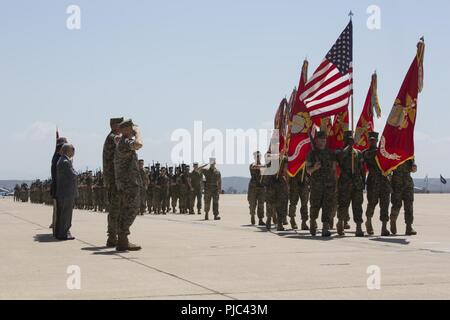 Generalmajor Mark R. KLUGE, ausgehende Kommandierender General des 3. Marine Flugzeugflügel, und Generalmajor Kevin M. Iiams, eingehende Kommandierender General, ehrt der nationalen Ensign machen Während der Pass-in-Überprüfung auf der Änderung der Befehl Zeremonie auf der Marine Corps Air Station Miramar, Calif., Juli 13. Klug ist, wer das Kommando übernahm der 3. MAW Juli 22, 2016, ausgebildet, ausgerüstet und eingesetzt Marines mit vier Marine Expeditionary Units und mit speziellen Zweck Marine Air-Ground Task Force-Crisis Response-Central Befehl. 3. MAW baute ihre Modernisierung mit der STANDUP der ersten drei operative F-35 Li Stockfoto