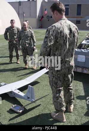 SAN DIEGO (12. Juli 2018) Fleet Master Chief Russell Smith (Mitte) Blick Unmanned Aerial Systems (UAS) auf spezielle Aufklärung Team (SRT) Eine an Bord Naval Amphibious Base. Smith hat vorübergehend die Aufgaben des Master Chief Petty Officer der Marine (MCPON), und ist der Besuch der Westküste, mit Donnerstag hält an der Naval Special Warfare Befehle. Stockfoto