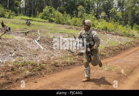 Ein U.S. Army Reserve Soldat mit B-Company, 100 Infanterie Bataillon, 442Nd Infanterie Regiment, 9 Mission unterstützt den Befehl nimmt in einem situativen Übung im Osten in den Schofield Kasernen, Hawaii, 11. Juli 2018. Die Übung wird die Kompetenz der Soldat in Vorbereitung für Blitz Schmiede 18 bestätigen. Stockfoto