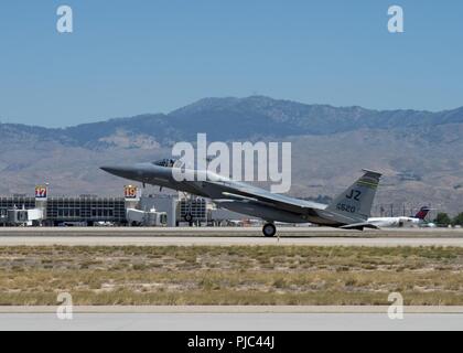 F-15 Cs vom 122 Fighter Squadron der 159 Fighter Wing, Naval Air Station gemeinsame Reserve Base New Orleans, Louisiana, Land an gowen Field, Boise, Idaho am 13. Juli 2018. Die 122 FS ist in Boise unähnlich Air Combat Training mit den 190 Fighter Squadron der A-10 Thunderbolt IIs ausführen. Stockfoto