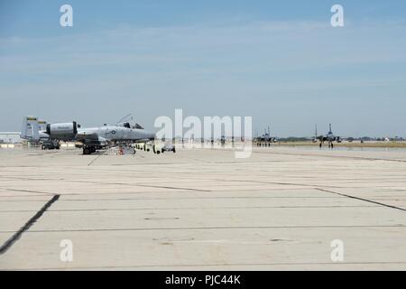 F-15 Cs vom 122 Fighter Squadron der 159 Fighter Wing, Naval Air Station gemeinsame Reserve Base New Orleans, Louisiana, Land an gowen Field, Boise, Idaho am 13. Juli 2018. Die 122 FS ist in Boise unähnlich Air Combat Training mit den 190 Fighter Squadron der A-10 Thunderbolt IIs ausführen. Stockfoto