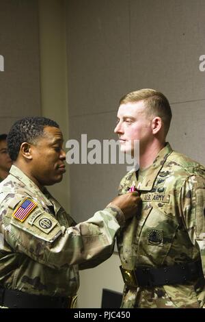 Command Sgt. Maj. Michael L. Berry, Kommandant der US-Army Drill Sergeant Akademie, stellt ausgehende Chief Instructor, 1 Sgt. Justin D. Richardson mit einem Meritorious Service Medal für seine Hingabe an USADSA. 1. Sgt. Richardson verändert die Verantwortung für die Alpha Company mit Sgt. 1. Klasse Chauncey J. Raiden, die eingehenden Chief Instructor, während ein Wechsel der Verantwortung Zeremonie am USADSA, 12. Juli 2018 statt. Stockfoto