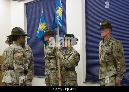 Command Sgt. Maj. Michael L. Berry, Kommandant der US-Army Drill Sergeant Akademie bereitet Guidon zu Sgt 1 st. Klasse Chauncey J. Raiden mit Chief Instructor bei der Änderung von Verantwortung Zeremonie am 12. Juli 2018 statt, in der Bowen Klassenzimmer der USADSA, auf Fort Jackson S.C. Der Festakt statt, Abschied von 1 Sgt. Justin D. Richardson, der scheidende Chief Instructor für Alpha Company und Sgt willkommen. 1. Klasse Raiden, die eingehenden Chief Instructor zu Alpha Company. Stockfoto