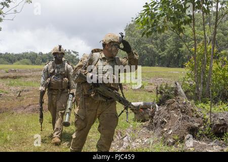 Us-Armee Reservisten mit B-Company, 100 Infanterie Bataillon, 442Nd Infanterie Regiment, 9 Mission unterstützt den Befehl einen situativen Übung im Osten in den Schofield Kasernen, Hawaii, 11. Juli 2018 durchzuführen. Die Übung wird die Soldaten skill in Vorbereitung für Blitz Schmiede 18 bestätigen. Stockfoto