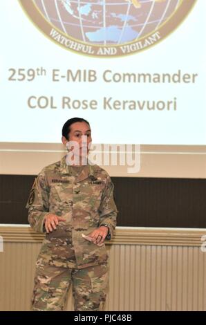 259 Expeditionary Military Intelligence Brigade Kommandeur, Oberst Rose Keravuori, spricht mit den Soldaten des 201St EMIB und 259. Der US-Armee finden EMIB, die bei französischen Theaters versammelt, an gemeinsamen Base Lewis-McChord, Juli 10, 2018, zum Gedenken an den Beginn der Übung stets aktiviert. "Immer eingeschaltet" ist die erste ihrer Art, multi-Komponente, und multi-disziplin Intelligenz übung, die strukturierte Gesamtkraft Integration zwischen Amerikas ich Corps, 7 Infanterie Division, erste Armee, der 201St EMIB zu unterstützen, und die 259 EMIB. In den nächsten vierzehn Tagen die 201St EMIB wird er Stockfoto