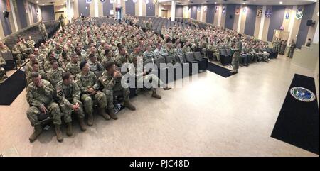 373 Auslandseinsätze der militärische Geheimdienst Bataillonskommandeur, Oberstleutnant Roman Ortega, spricht mit den Soldaten aus der Expeditionary 201st Military Intelligence Brigade (EMIB), und 259 der US-Armee finden EMIB, die bei französischen Theaters versammelt, an gemeinsamen Base Lewis-McChord, Montag, Juli 10, 2018, der Beginn der Übung immer zugeschaltet zu gedenken. "Immer eingeschaltet" ist die erste ihrer Art, multi-Komponente, und multi-disziplin Intelligenz übung, die strukturierte Gesamtkraft Integration zwischen Amerikas ich Corps, 7 Infanterie Division, erste Armee, der 201St EMIB zu unterstützen, und die EM 259. Stockfoto