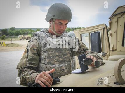 Armee finden Private 1st Class Ian Ebow, einem chemischen, biologischen, radiologischen und nuklearen (CBRN) Specialist und heimisch in Houston, Texas, an der 340 Unternehmen der Chemischen Industrie zugeordnet, 450 chemischen Bataillon, 209 Region Support Group, 76th Operationelle Antwort Befehl, prüft seine Notizen auf der Vorderseite ein Humvee vor der Teilnahme an einer tagsüber Schießwesen Veranstaltung in Fort Hood, Texas, am 11. Juli. Fast 400 Armee-reserve Soldaten des 415Th Chemische und das Bataillon der 209 regionalen Support Group, 76th ORC sind derzeit eine Vielzahl von schießwesen Ausbildung in Fort Hood als Teil der Übung Stockfoto