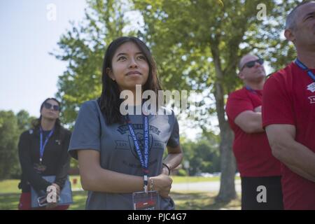 Nayeli Perea hört auf die Bezeichnung der Waffen für die statische Darstellung während der 2018 Schlachten gewonnen Akademie an Bord der Marine Corps Base Quantico, Juli 13 inszeniert. Die Schlachten gewonnen Academy ist ein Teil des Marine Corps Semper Fidelis All-American-Programm, das erkennt die jungen Männer und Frauen, die in der Leichtathletik excel, haben aber auch gezeigt, sich Führer im Unterricht und in ihren Heimatorten zu sein. Fast 100 High School Kursteilnehmer - Athleten der Akademie, die sich auf die Entwicklung von Selbstvertrauen, Disziplin, Teamwork fositscused besucht und Honen der Kampfgeist, dass die Marine C verkörpert Stockfoto