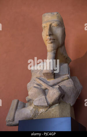 Kolossale Statue von Pharao Echnaton in der amarna Stil (Ca. 1350 v. Chr.) im Louvre in Paris, Frankreich. Stockfoto