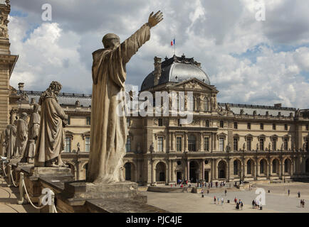 Pavillon Sully, auch als die Uhr Pavillon (Pavillon de l'Horloge) des Louvre (Palais du Louvre) in Paris, Frankreich bekannt. Stockfoto