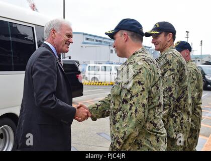 YOKOSUKA, Japan (12. Juli 2018) Der Sekretär der Marine Richard V. Spencer wird von Cmdr begrüßt. Richard J. Zamberlan, Executive Officer des US 7 Flotte Flaggschiff USS Blue Ridge LCC (19), Kapitän Brett E. Crozier, kommandierender Offizier der Blue Ridge und Command Master Chief James W. Grant bei seiner Ankunft. Während seiner Tour, Spencer met mit Führung und sprach mit der Crew. Blue Ridge und seine Crew haben jetzt eine abschließende Pflege und Training Phase in der Vorbereitung voll für den Einsatz in der Mission werden eingegeben. Stockfoto