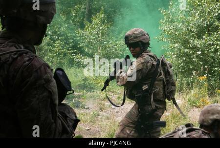 Yavoriv, Ukraine-Klasse 703-2018 Basic Führung Kurs von 7th Army Training Befehl nicht angewiesen, Unteroffizieren während ein Feld Training am Yavoriv Combat Training Center (CTC) am 11. Juli. 40 Soldaten der 27 Infantry Brigade Combat Team (Vorwärts) Teil im Kurs und, wie hier zu sehen Spc nahm. Kristin verkauft von Astoria, NY, Grenzen nach hinten, während Sie von anderen squad Mitglieder gedeckt sind bei einem Angriff von AUFSTÄNDISCHE. Stockfoto