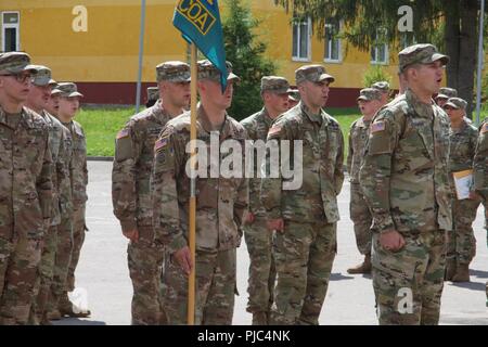 Yavoriv, Ukraine-Klasse 703-2018 Basic Führung Kurs von 7th Army Training Befehl nicht angewiesen, Unteroffizieren eine Abschlussfeier an der Yavoriv Combat Training Center (CTC) am 11. Juli. 40 Soldaten der 27 Infantry Brigade Combat Team (Vorwärts) vergeben wurden und gratulierte durch Ihre Ausbilder, Kollegen, und ausländische militärische Mitglieder. Stockfoto