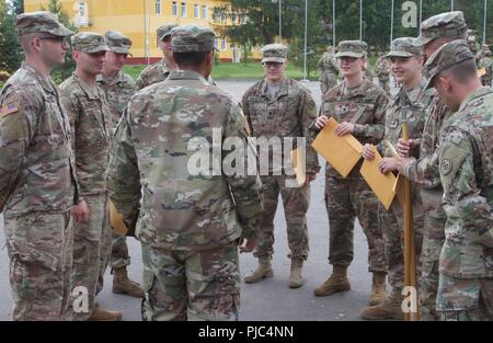 Yavoriv, Ukraine-Klasse 703-2018 Basic Führung Kurs von 7th Army Training Befehl nicht angewiesen, Unteroffizieren abgeschlossen eine Abschlussfeier an der Yavoriv Combat Training Center (CTC) am 11. Juli. Squad Mitglieder gemeinsam Geschichten und Zeigen sie Anerkennung für ihre Ausbilder zu teilen, als er ihnen die letzten Worte der Weisheit und Führung auf, Nachwuchsführungskräfte des heutigen Militär. Stockfoto